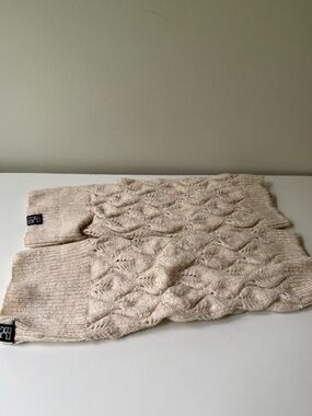 Cable Knit Cream Arm Warmers with Logo Tab